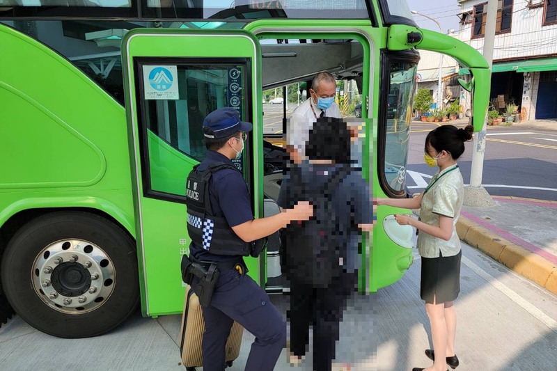 身障女疑見網友遭丟包台南 暖警買車票助北返 | 華視新聞