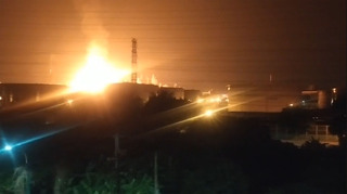 高雄大林煉油廠深夜火警 消防灌救中