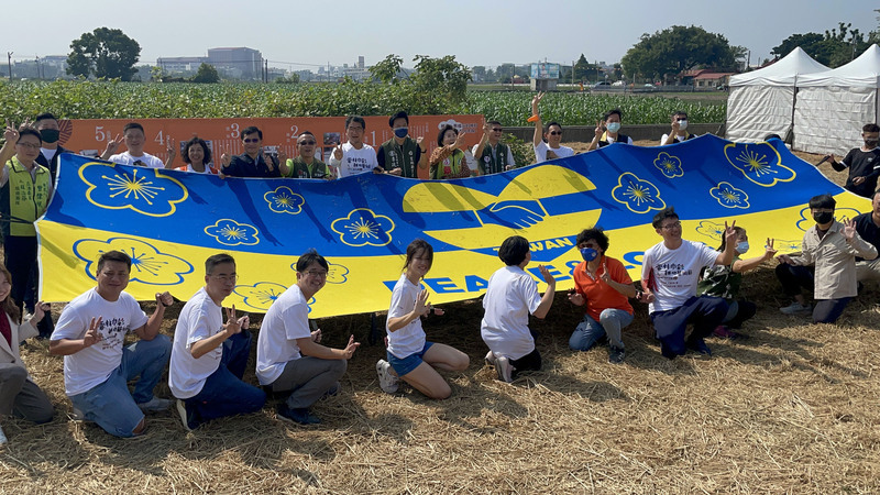雲林巾彩藝術節聲援烏克蘭 毛巾壁畫「愛與和平」 | 華視新聞
