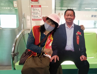 帶丈夫人形立牌搭捷運出遊  華山基金會助圓夢