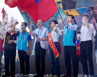 韓國瑜讚王育敏是人民的媽祖婆 未來是好縣長