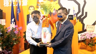 柯文哲赴陳錦祥競總送菜頭 再認黑道說是地圖炮