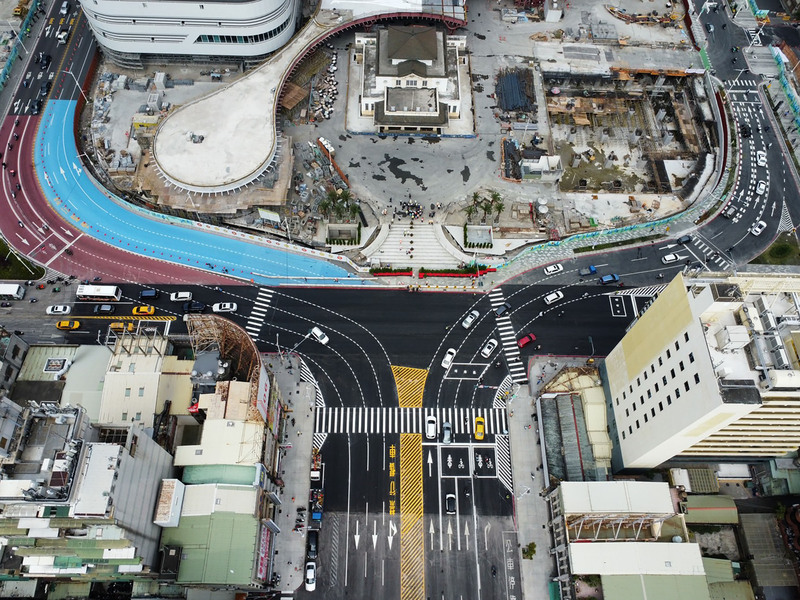 高雄車站站東路通車 與站西路分流北上南下 | 華視新聞