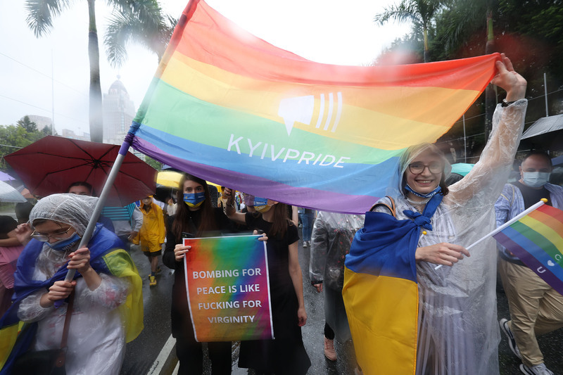 烏克蘭團體參與台灣同志遊行  不忘諷刺俄國開戰 | 華視新聞