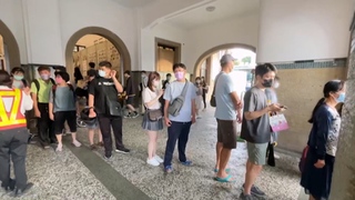 台鐵善化站北邊電車線斷落 乘客擠爆車站怨言四起