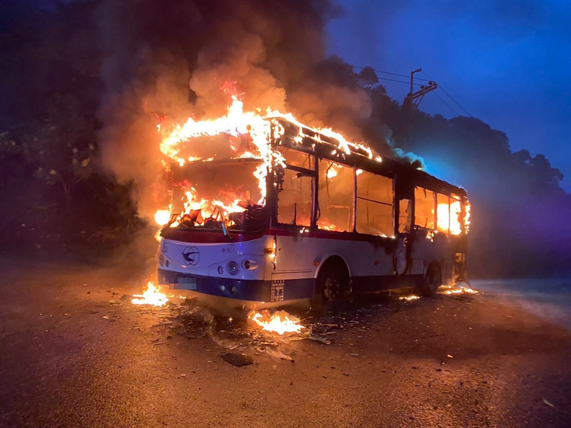 汐止公車行駛中引擎起火 整台燒成火球 | 華視新聞