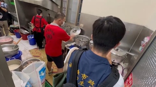 高雄知名肉燥飯食材未離地放置 衛生局要求限期改善