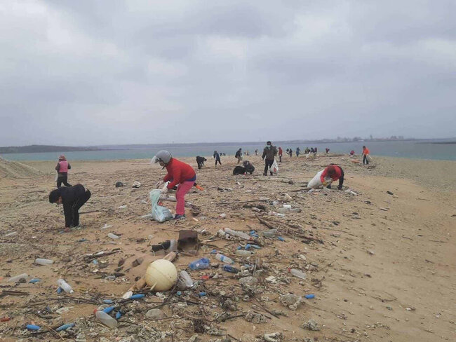 澎湖秋季淨灘 500人強風中撿海漂廢棄物 | 華視新聞