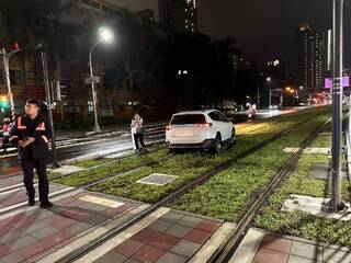 汽車卡軌道區近45分鐘  高雄輕軌部分列車受影響
