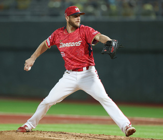 鋼龍靠找隊友開玩笑緩解情緒  向張政禹美技致意