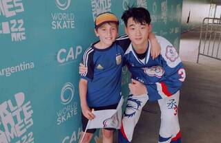 台灣青男滑輪曲棍連6勝  阿根廷小球迷興奮合照