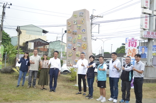 社區老少行銷故鄉 共創巨型冰棒豎立南靖糖廠