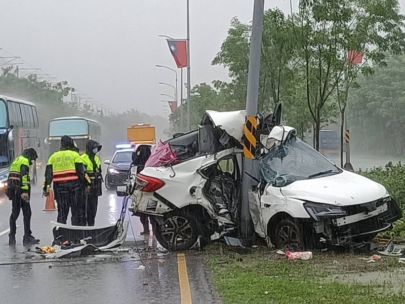 滂沱大雨中自撞燈桿 女駕駛傷重不治 | 華視新聞