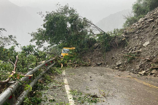台9線東澳段坍方壓毀工程車  搶通單線管制通行
