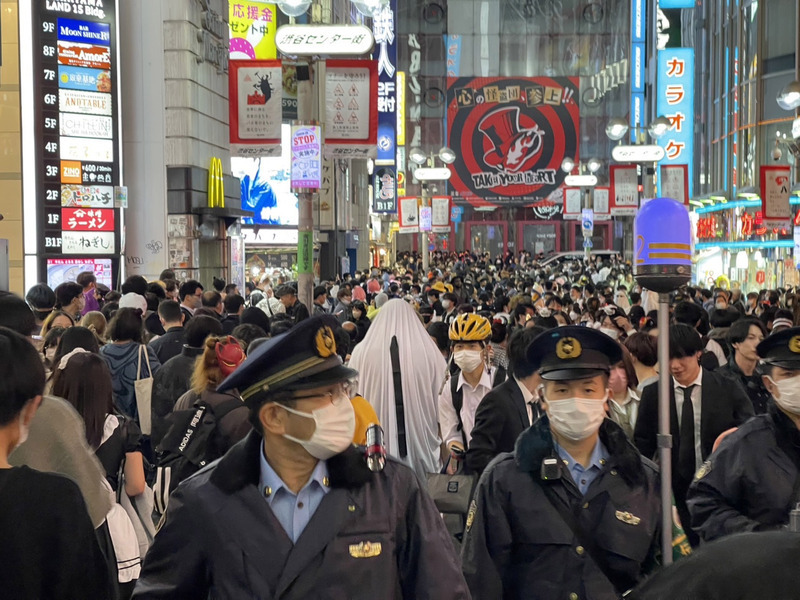 歡度萬聖節 東京澀谷湧入人潮警察忙維安 | 華視新聞