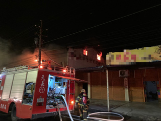 雲林某汽修廠暗夜火警  1婦人受困身亡