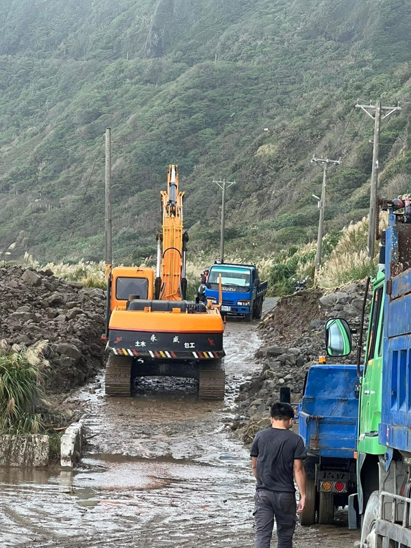 蘭嶼強降雨釀積水土石崩塌 鄉公所陸續清除 | 華視新聞