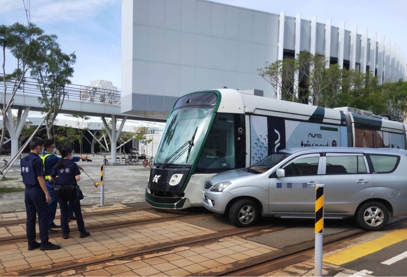 高雄輕軌又被撞 25名乘客改其他列車接駁 | 華視新聞