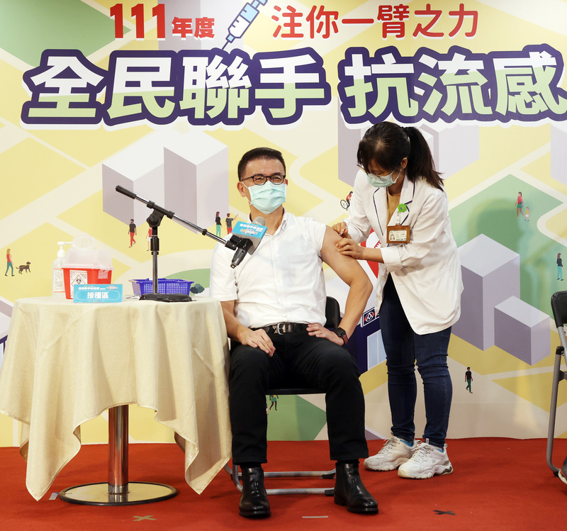 50歲以上公費流感疫苗開打 來全聯前百名送香蕉 | 華視新聞