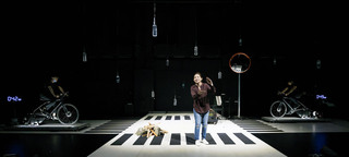 「寫給滅絕時代」回應永續 台上演員騎車發電