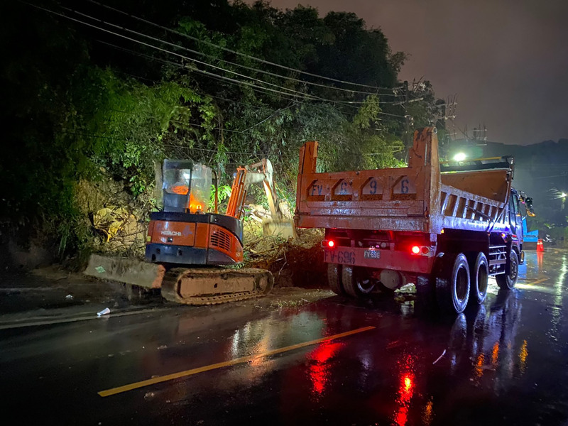 基隆大雨道路多處坍方  市府派員搶修 | 華視新聞