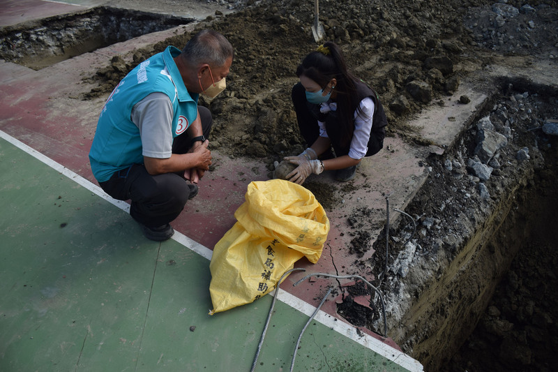 南彰化一國中籃球場整建  工人施工挖到人骨 | 華視新聞