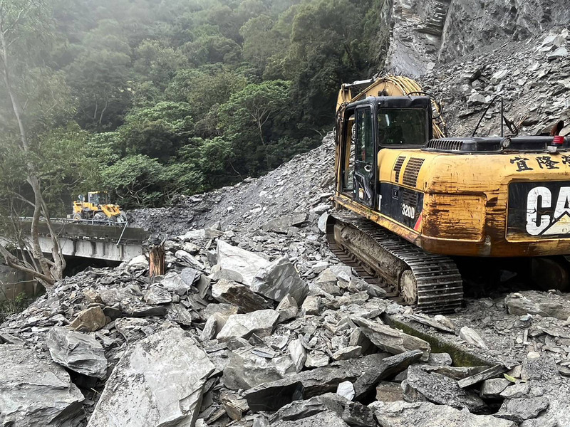 舊蘇花公路觀音段坍方  公路總局派員搶通 | 華視新聞