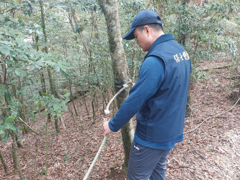 稍來山步道引導繩遭蓄意割斷 警方逮捕1男送辦 | 華視新聞