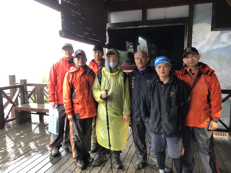 男子單攻雪山主峰如廁脫隊迷途失溫 警消救援 | 華視新聞