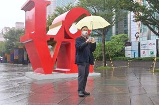 日導深田晃司為金馬影展抵台 直奔101地標合照