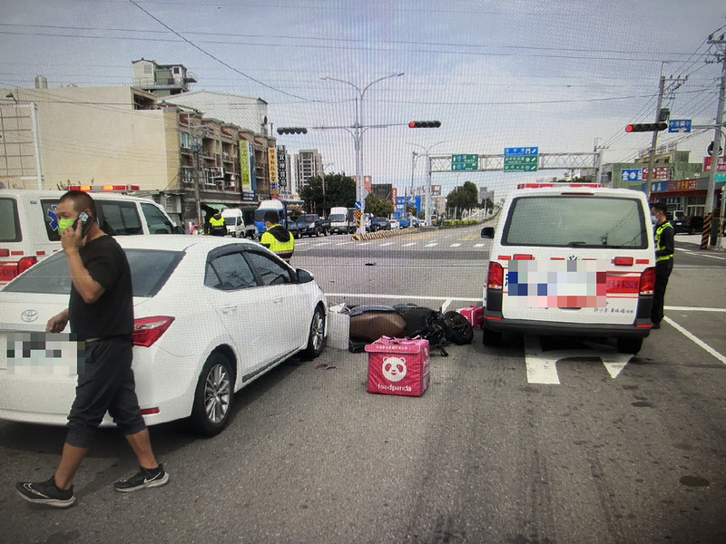 台中救護車與機車碰撞  外送員骨折送醫 | 華視新聞