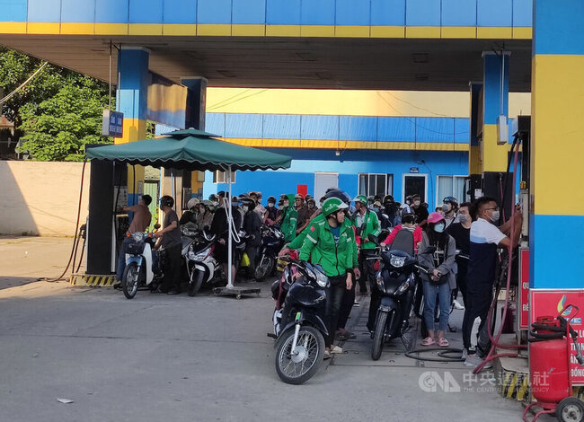 越南胡志明市缺油  恐慌延燒北部加油站大排長龍 | 華視新聞