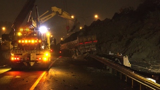 國1汐止南下邊坡晚間再坍 4日下班前恐難搶通