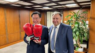 基輔市長贈拳王手套  吳釗燮：戰鬥精神傳承台灣