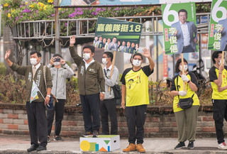 嘉義市長重新選舉 黃敏惠派人領表李俊俋街頭拜票