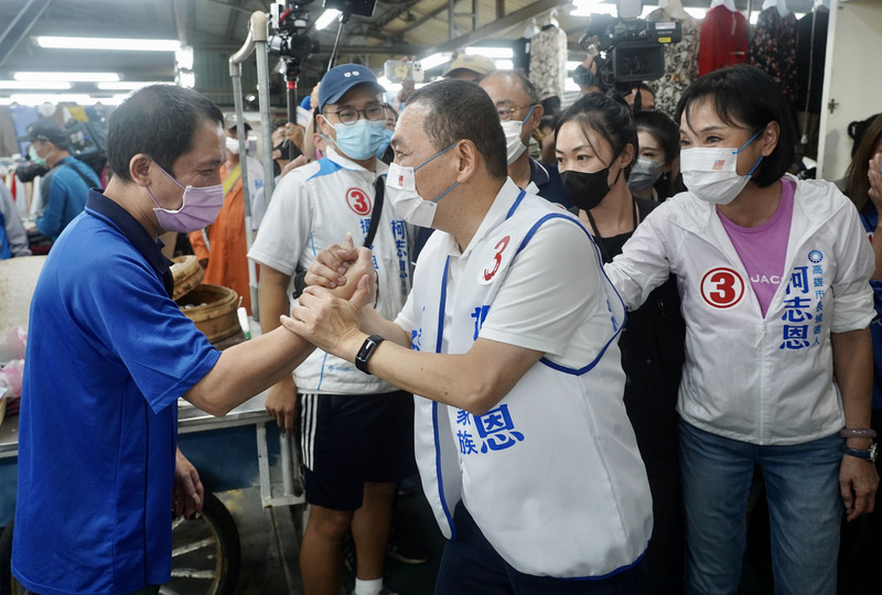 侯友宜高雄助選掃街拜票  讚柯志恩正向力量 | 華視新聞