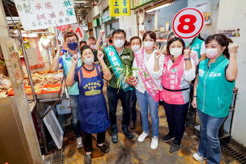 蔡其昌太太當分身掃街 盧秀燕家人背後給祝福 | 華視新聞