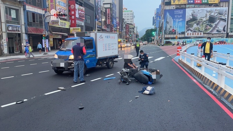 高雄站東路通車 騎士疑不熟路況誤闖單行道車禍 | 華視新聞