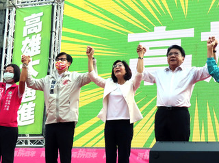 授康裕成戰旗送包粽  潘孟安輔選喊高屏一家親