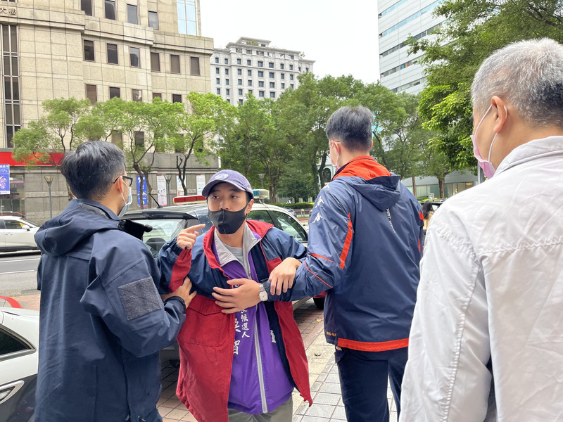 一男混入北市長選舉辯論會 三立研擬正式提告 | 華視新聞