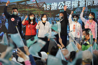 力挺陳時中 蔡英文：再拚一下就過關