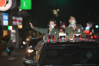 吳怡農陪同沈慧虹車隊掃街 宣傳18歲公民權