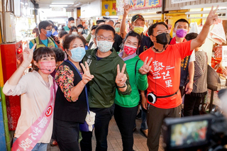 蔡其昌豐原菜市場掃街  允當選後推更好採買環境