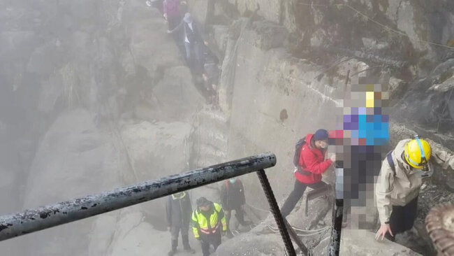 阿里山眠月線登山客疑摔斷手 救護人員協助送醫 | 華視新聞