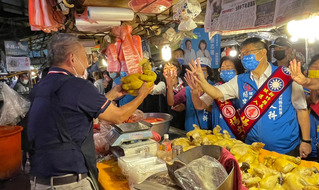 楊文科市場掃街拜票 攤商贈好彩頭支持