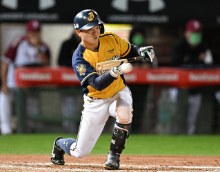 踩到球變妨礙守備出局 江坤宇笑說可能腳太短