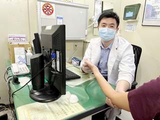 手遊打到成鷹爪  醫師：尺神經壓迫致手指變形