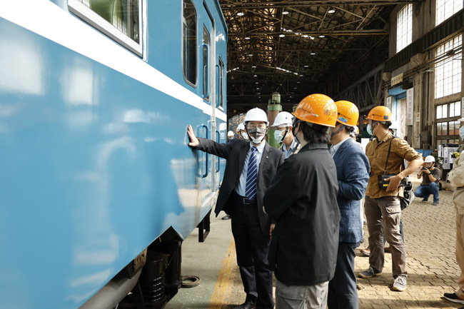 鐵道迷看過來 4輪藍皮柴油客車112年修復展出 | 華視新聞