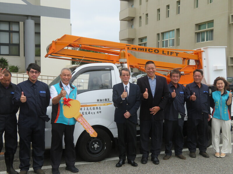 維護市容 在地企業捐贈3部行道樹維護作業車 | 華視新聞