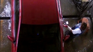 女子洗車紙鈔往車外丟 加油站員工彎腰撿錢傷自尊